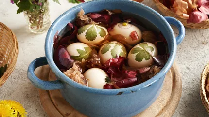 Cum vopsești ouăle de Paște în mod natural și cum obții culori vii care să nu afecteze interiorul oului