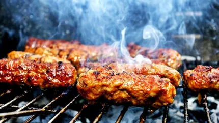 1 Mai: De la sângele muncitorilor din Chicago la fumul micilor românești