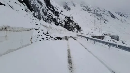 FOTO A nins pe Transfăgărășan! S-a depus un strat de zăpadă de 10 centimetri