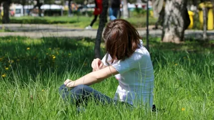 Cum te poți proteja de căpușe, la iarbă verde. Trucul pe care ar trebui să îl știe toți părinții