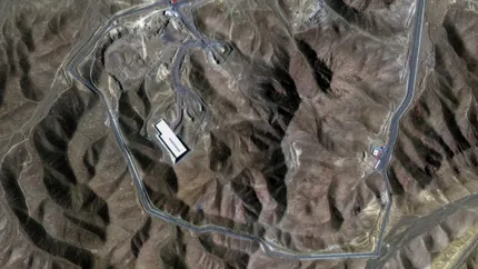 Imaginile din satelit arată efectele loviturilor de la Fordo. Bombele SUA au produs surpări ale terenului