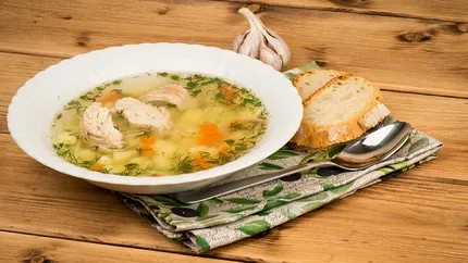 Ingredientul care nu se pune la ciorba de pui, îi strică gustul. Multe gospodine fac această greșeală