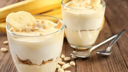 Rețeta ideală pentru vară! Parfait grecesc cu iaurt și banane, delicios și rapid de preparat