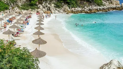 Cât costă în 2025 închirierea a două şezlonguri şi a unei umbrele în Thassos. Au auzit şi ăştia de preţurile din România!