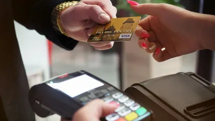 Creştere spectaculoasă a plăţilor cu cardul. Banii cash ar putea dispărea