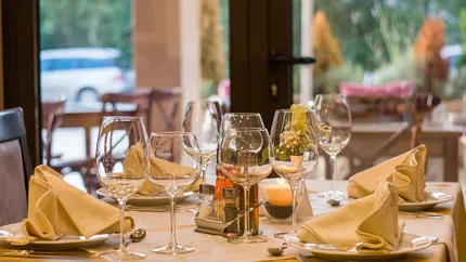 Suma uriașă pe care au cheltuit-o românii pentru mesele în oraș. Nu o să-ți vină să crezi câți bani au lăsat în restaurante
