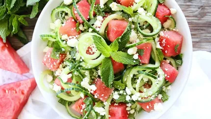 Salata pe care italienii o includ vara în dietă! Este nutritivă, sățioasă și delicioasă