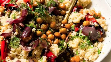 Salata-vedetă a verii 2025! Un deliciu cu ardei copți, năut crocant, quinoa și sos picant de lămâie