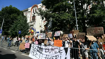 „Nu ne vindeți viitorul”! Elevii și studenții au ieșit în stradă împotriva tăierii burselor