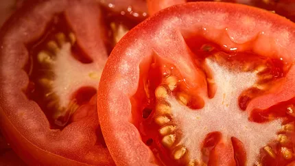Cum îți dai seama dacă o roșie a fost tratată cu chimicale sau a crescut natural. La ce să fii atenti când mergi în piață