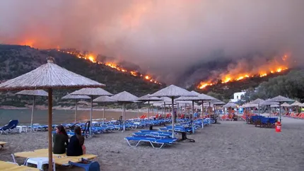Grecia arde. Incendii în multe zone vizitate de români. MAE a emis alertă de călătorie
