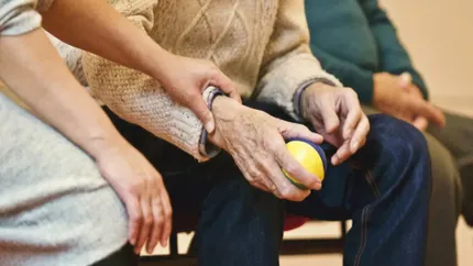 O îngrijitoare româncă din Austria l-a „sedus” pe un pensionar de 88 de ani de 150.000 de euro, apoi a amenințat că va divulga poze intime cu acesta dacă nu îi trimite bani