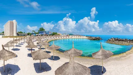 Vacanțe 2025. Românii îşi rezervă vacanţele pe litoral în regim last minute. Cât costă un sejur de cinci nopţi la mare în România