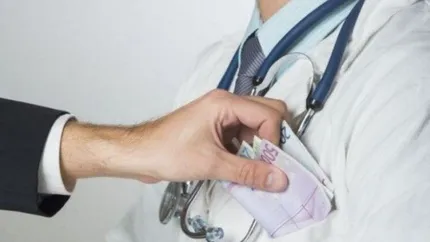 Un medic de la Spitalul Floreasca din București, prins în flagrant când lua mită de la un pacient