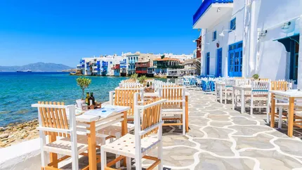 Nota de plată exorbitantă plătită de o turistă la un restaurant din Mykonos. Grecii cer bani în plus chiar și pe condimentele folosite