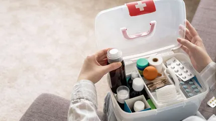 Ce trebuie să conțină trusa medicală când pleci în concediu, în 2025. Sunt obligatorii aceste lucruri, mai ales dacă ai copii