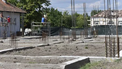 Bănci de lux pe ulițele din Dolj. Primăria a cheltuit 120.000 de lei pentru 100 de scaune, dar comuna nu are apă și canalizare