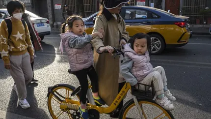 China obișnuia să amendeze cuplurile care aveau prea mulți copii. Acum nu îi poate plăti suficient ca să aibă
