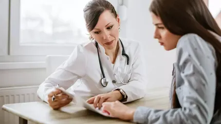 Medicii care lucrează în secții din spitale de stat, obligați să ofere consultații și în ambulatoriu. Cei care refuză riscă amenzi de 20.000 de lei, potrivit Ministerului Sănătății