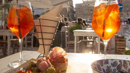 Turişti înşelaţi într-o cunoscută staţiune din Italia. Taxa absurdă care apărea pe nota de plată