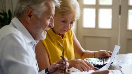 Munca „la negru” te costă la pensie. Cum îți scad veniturile și ce poți face ca să limitezi pierderile