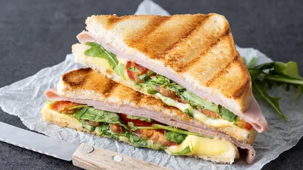 Cât a ajuns să coste un sandviș după mărirea TVA-ului. Un artist din România a rămas șocat