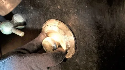 20.000 € în bani și bijuterii au fost furați dintr-o locuință din Sectorul 2 al Capitalei. Trei bărbați au fost duși la audieri, iar al patrulea este căutat de autorități