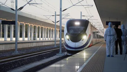 Cursă periculoasă pe șine! Un bărbat s-a agățat de un tren de mare viteză în Austria, după ce a coborât pe peron să fumeze o țigară