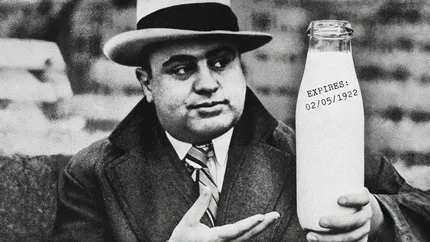 Al Capone, mafiotul care a inventat data de expirare de pe sticlele de lapte. Cum a ajuns cel mai cunoscut gangster al tuturor timpurilor să fie preocupat de siguranța alimentară