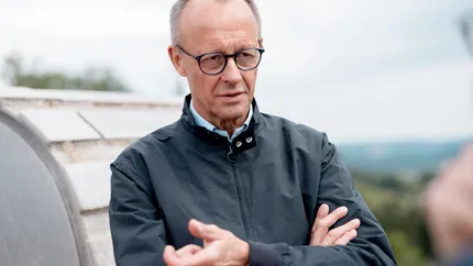 Mașina de dezinformare rusă nu are limite. Cancelarul german Merz, acuzat că a ucis un urs polar, doi pui ai acestuia și o focă!