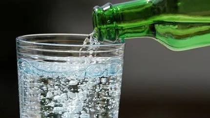Apa carbogazoasă este mult mai periculoasă decât pare. Poate strica dinții și afectează cavitatea bucală