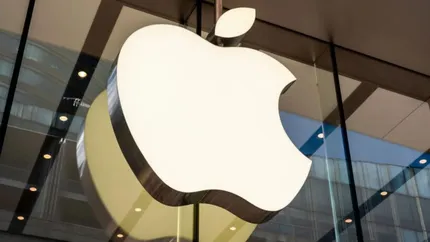 Doi scriitori dau în judecată Apple pentru că antrenează inteligența artificială cu cărți piratate