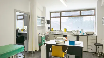 Cum sunt convinşi medicii de familie români să se mute în Franţa. Prime de instalare de 25.000 de euro, scutiri de taxe şi locuințe gratuite