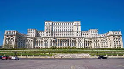 Tentativă șocantă la Parlament: O femeie a încercat să intre cu 6 cuțite asupra ei. Reacția AUR, partidul care a invitat-o