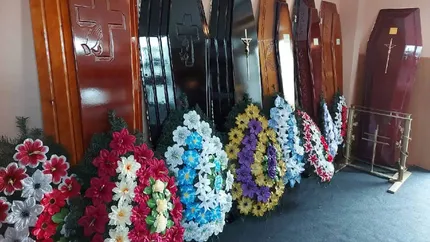 Tradiție vs. reguli: coroanele de flori, interzise la înmormântări. În Arad, interdicția vine cu sancțiuni