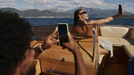 Generația Z cheltuie cei mai mulți bani pe călătorii. Cum își permit tinerii vacanțe de lux: Pentru mulți, totul e doar o fațadă online