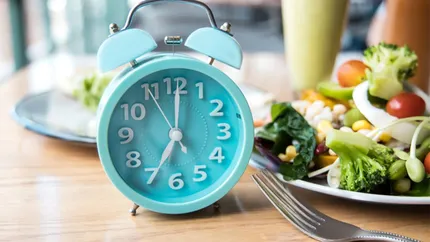 Postul intermitent: între slăbit rapid și riscuri grave pentru sănătate