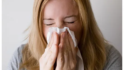 De ce nu e bine să ne abținem atunci când ne vine să strănutăm. Un bărbat a ajuns la spital după ce a încercat să suprime un strănut