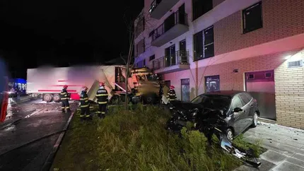 Accident cumplit în Cluj-Napoca: Un TIR a lovit două mașini parcate și un stâlp de curent, intrând apoi într-o clădire