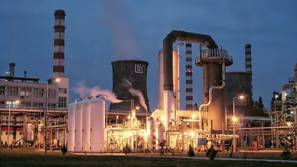 Explozie puternică la rafinăria Lukoil Ploiești! Un muncitor a fost propulsat într-un canal