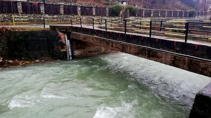 România se confruntă cu averse puternice: peste 35 de stații hidrometrice au înregistrat precipitații de peste 50 l/mp