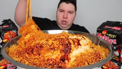 Încă un trend ucigaş ia amploare în mediul online. Mukbang, fascinaţia pentru cantităţile uriaşe de mâncare