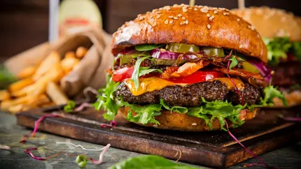 Povestea hamburgerului de 10.000 de euro care poate fi mâncat numai după semnarea unui tratat de confidențialitate. Cum a ajuns felul de mâncare un preparat de lux