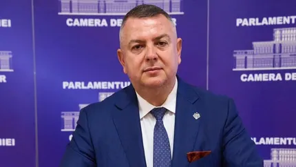 Deputat AUR, între lux și nervi. Eduard Koler, surprins plecând de la Parlament cu un BMW de 150.000 de euro nedeclarat