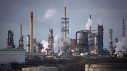 Explozie și incendiu la rafinării din Ungaria și România. Incidente aproape simultane afectează instalații cu legături rusești