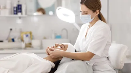 Fals medic estetician, reținută după ce a făcut intervenții cu acid hialuronic și botox în Arad și Timiș