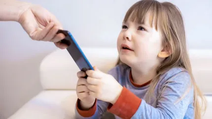 Senatul a adoptat Legea Majoratului Digital. Copiii sub 16 ani vor avea acces la TikTok doar cu acordul părinților