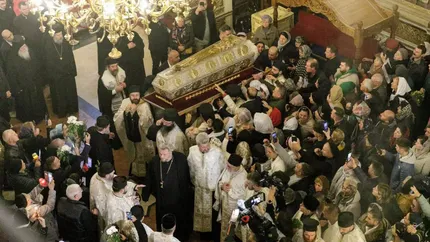 Sfânta Parascheva 2025. Mii de pelerini la Iași de ziua Ocrotitoarei Moldovei. Tradiții și semnificații ale sărbătorii cu cruce roșie