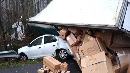 Accident pe Autostrada A1. Un TIR plin cu colete s-a răsturnat peste o mașină staționată