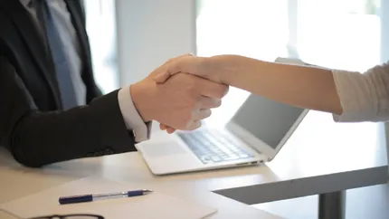 Un nou trend în rândul românilor. Tot mai mulți angajați se întorc la locurile de muncă de la care au plecat, iar angajatorii profită de situație